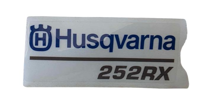 Adesivo Coperchio cilindro 5373533-12 nel gruppo I Pezzi Di Ricambio / Pezzi di ricambio Decespugliatori / Pezzi di ricambio Husqvarna 250RX presso GPLSHOP (5373533-12)