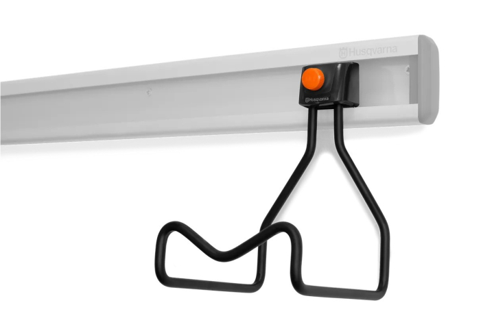 Gancio porta-attrezzi Husqvarna per decespugliatore e tagliabordi nel gruppo Prodotti per lavori forestali e giardinaggio Husqvarna / Husqvarna Decespugliatori / Accesori decespugliatori & decespugliatori forestali presso GPLSHOP (5471874-01)