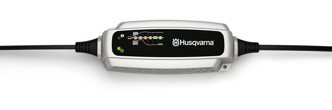 Husqvarna Caricabatteria BC 0.8 nel gruppo Prodotti per lavori forestali e giardinaggio Husqvarna / Husqvarna Tagliaerba uomo a bordo / Kit di servizio e accessori presso GPLSHOP (5794501-01)
