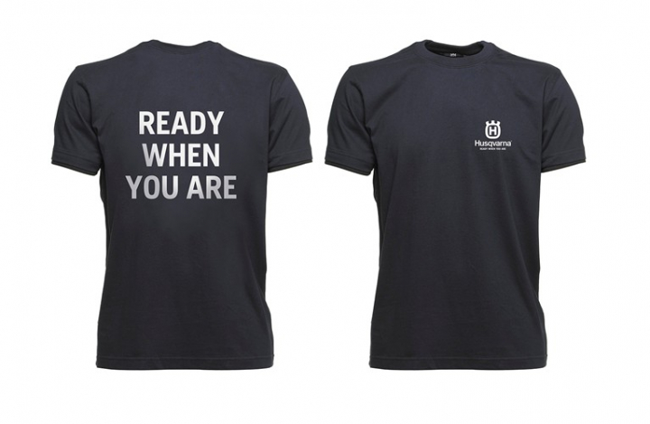 Husqvarna T-Shirt, Ready When You Are nel gruppo Prodotti per lavori forestali e giardinaggio Husqvarna / Husqvarna Accessori per la protezione personale / Abbigliamento da lavoro / Accesori presso GPLSHOP (5823247)