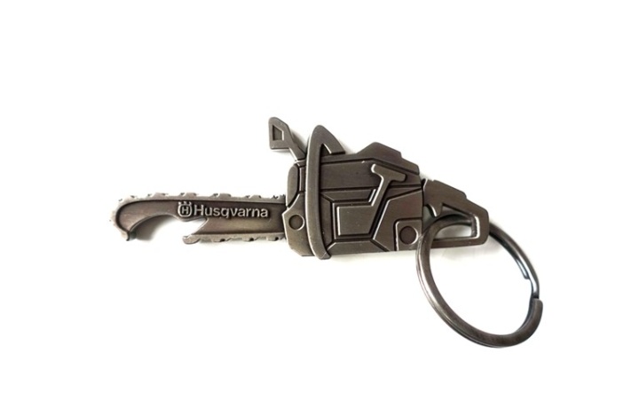 Keyring/Bottle Opener Husqvarna nel gruppo Prodotti per lavori forestali e giardinaggio Husqvarna / Husqvarna Accessori per la protezione personale / Abbigliamento da lavoro / Accesori presso GPLSHOP (5909600-01)