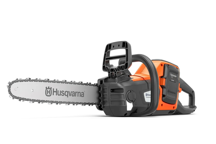 Husqvarna 230i motosega a batteria con batteria e caricabatterie nel gruppo Prodotti per lavori forestali e giardinaggio Husqvarna / Husqvarna Motoseghe / Batteria motosegha presso GPLSHOP (9708383-06)