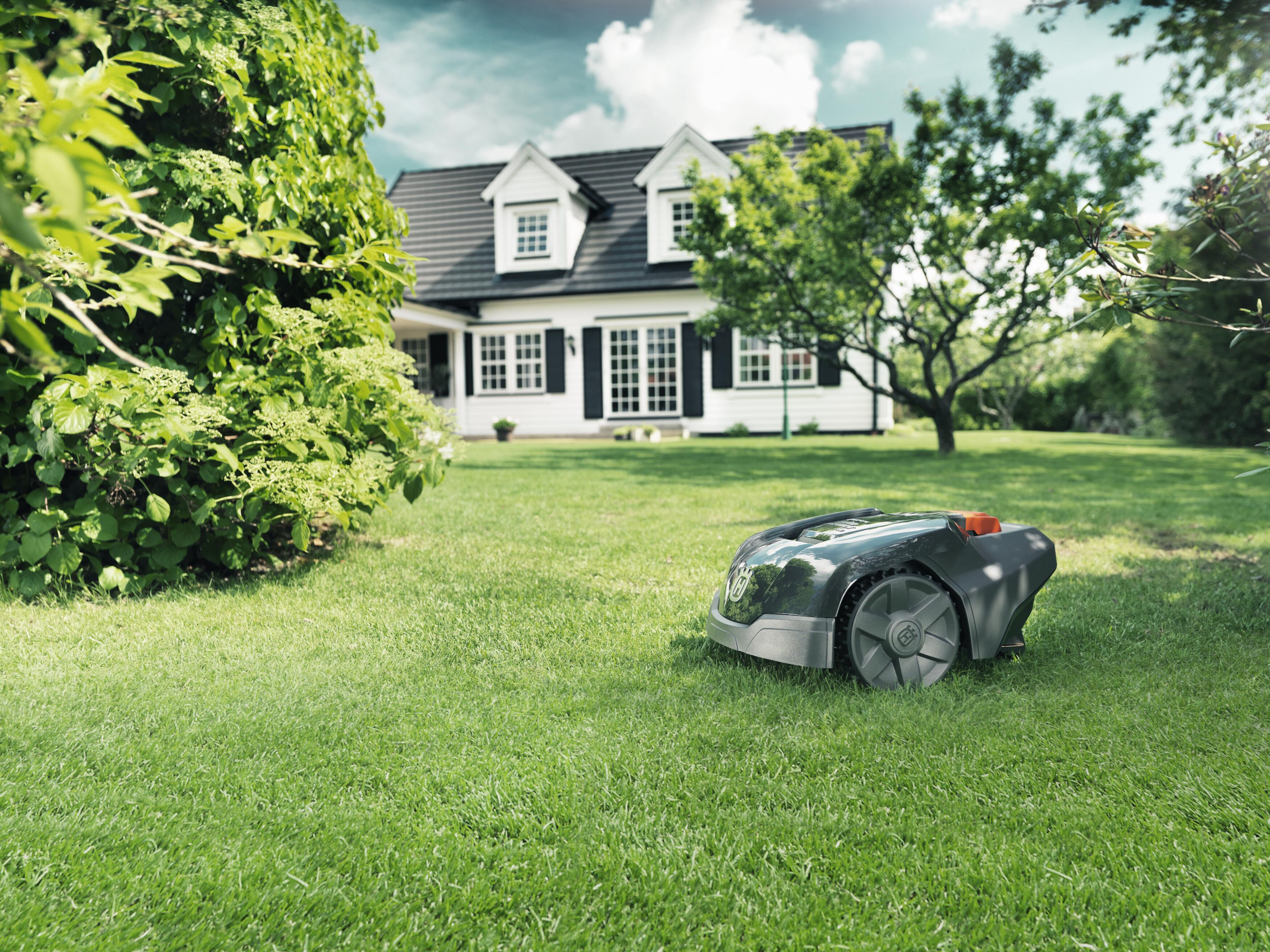 Automower 105 robotgräsklippare in action