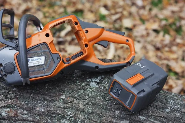 Husqvarna 550i XP® con batteria e caricabatterie