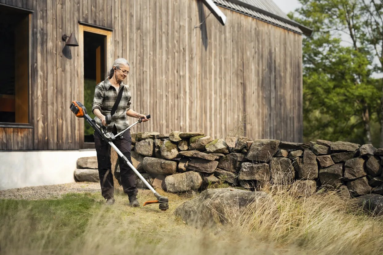 Husqvarna 220iR Decespugliatore a batteria incl. batteria e caricabatterie