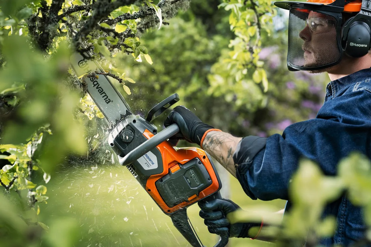 Husqvarna 215i motosega a batteria senza batteria e caricabatterie
