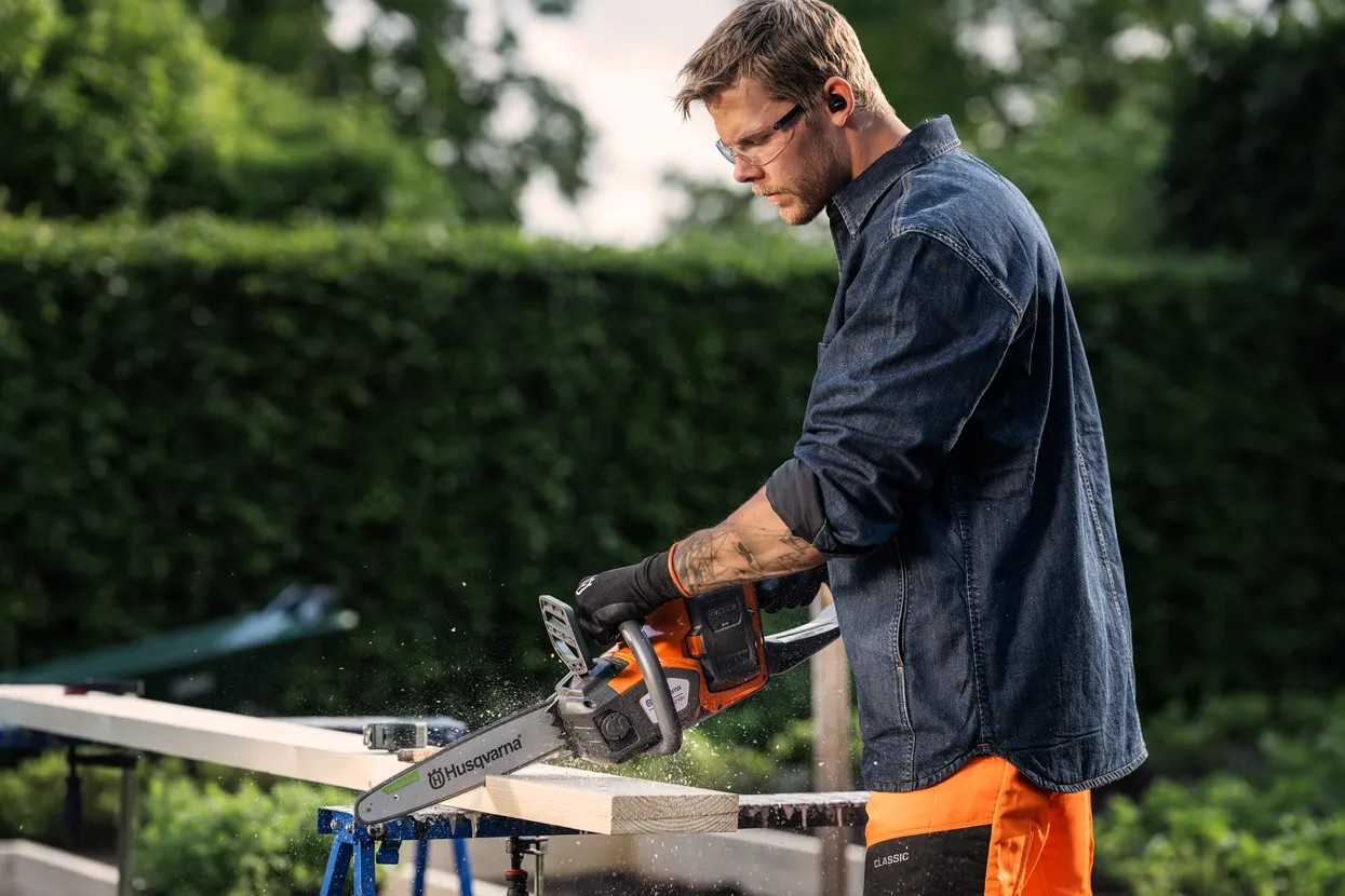 Husqvarna 215i motosega a batteria con batteria e caricabatterie