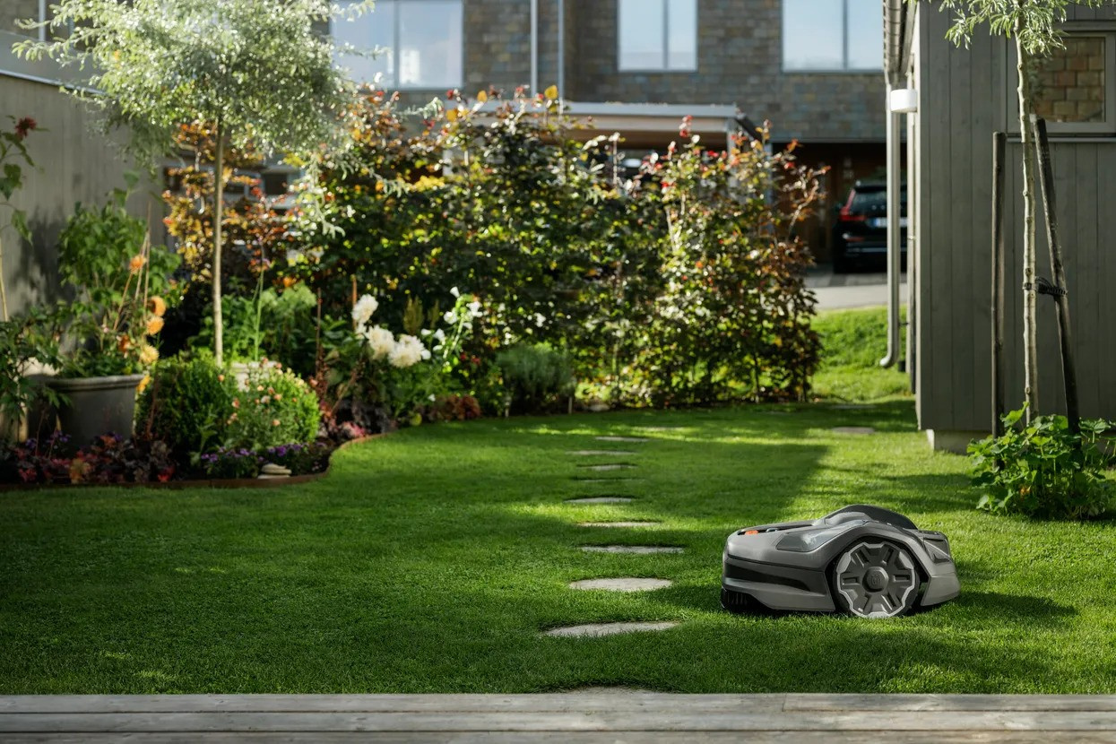Husqvarna Automower® 305E Nera Robot Tagliaerba