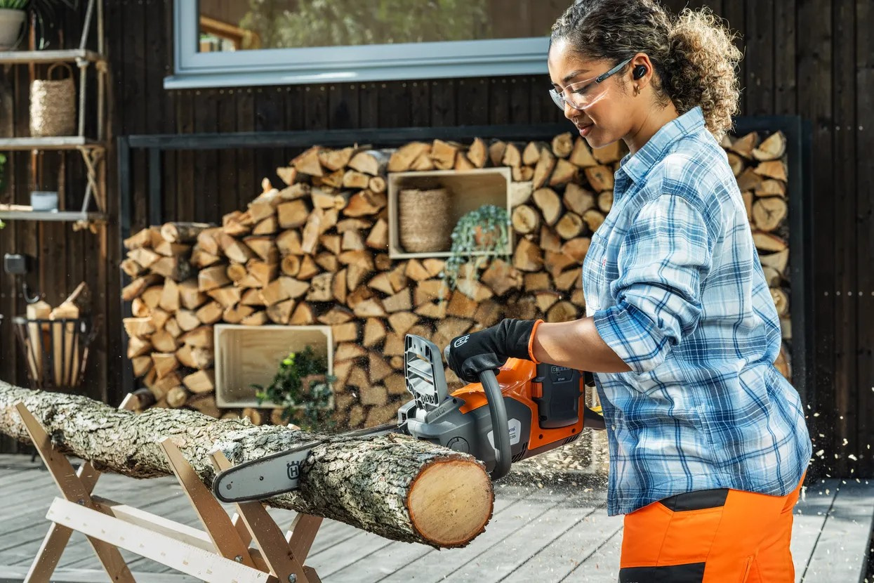 Husqvarna 230i motosega a batteria con batteria e caricabatterie