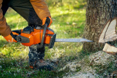 Motosega a batteria Husqvarna 440i con batteria e caricabatterie Motosega a batteria Husqvarna 440i con batteria e caricabatterie