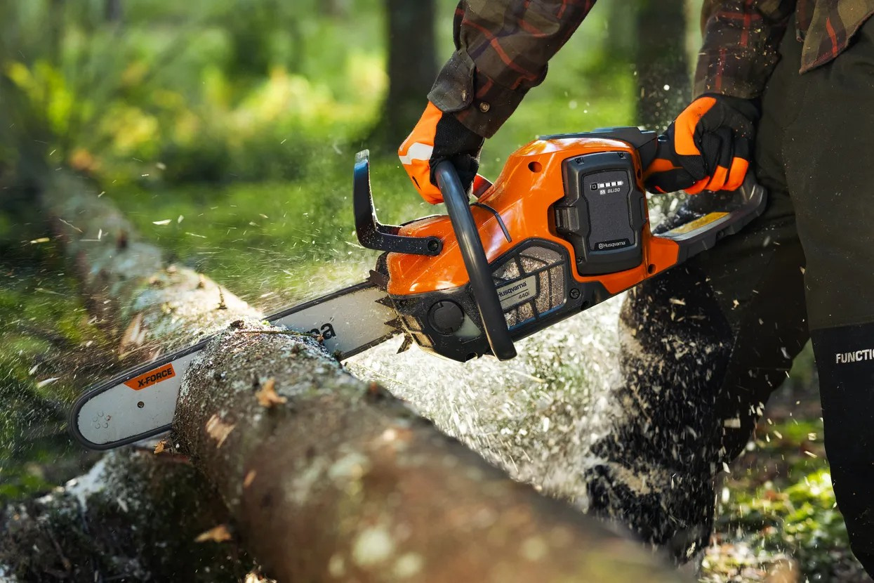 Motosega a batteria Husqvarna 440i con batteria e caricabatterie